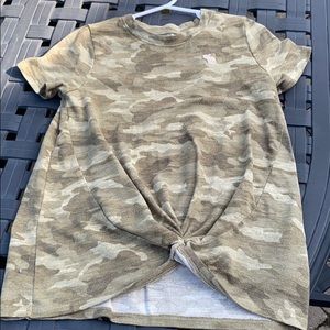 Girls Camo print, front twist, t-shirt